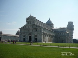 Pisa Nggak Cuma Punya Menara Miring