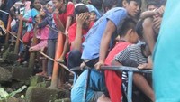 Antrean di tangga menuju kolam renang