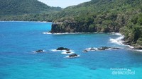 laut yang masih sangat bersih dan warna biru natural