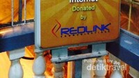 Lebih asyiknya lagi ada area wi-fi gratis di dalam pagoda ini
