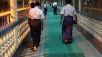 Para pria Myanmar mengenakan semacam sarung bernama Longyi, ketika hendak masuk ke area pagoda