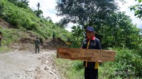 Biaya angkut kendaran motor ketika jalanan longsor menuju Lembah Bada