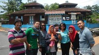 Foto bersama di depan Masjid Al Ikhlas Sijuk