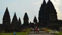 Wisatawan berjalan menikmati Prambanan
