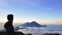 Berfoto dengan view sindoro dan sumbing