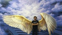 Sayapnya Seakan-akan Keluar dari Gambar
