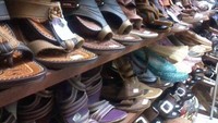 Di sini juga jual sepatu batik