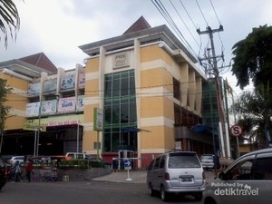 Puaskan Diri Liburan dan Belanja Batik di Solo