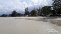 Sisi selatan Pantai Pukan dengan pondok-pondok yang berjejer