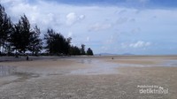 Saat air laut surut, beginilah suasana di Pantai Pukan.