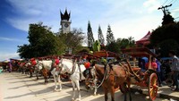 Bendi siap mengantar turis keliling pasar Bukit Tinggi