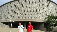 Ridho Dan Hamdi di depan Museum Tsunami Aceh