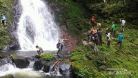 Air terjun yang ada di sekitar telaga