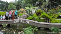 Kolam ikan di pintu masuk
