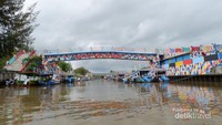 Perahu-perahu motor untuk menyeberang ke Pulau Angso Duo yang berjejeran di sisi dermaga Pantai Gandoriah.