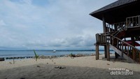 Salah satu pondok yang dapat digunakan untuk melepas penat sambil menikmati semilir angin pantai.