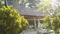 Kuburan panjang yang ada di dekat pantai.