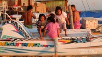 My Home is My Playgorund : Anak-anak Pulau Badi bermain di bibir pantai saat sore