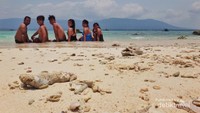 Berjemur di Pantai