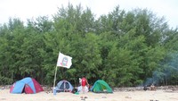 Berkemah di tepi pantai
