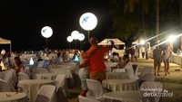 Suasana romantis, makan malam mewah di pinggir pantai dengan nuansa putih