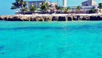 Laut bening dengan pemandangan bawah air yang indah