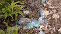 Sampah di puncak bukit Pulau Pasumpahan