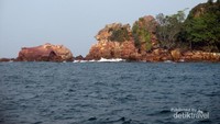 Batu yang tampak terpisah dari Pulau Salah Namo