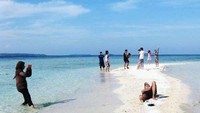 Para pengunjung yang menikmati pulau (Heti Keynald - dTraveler)