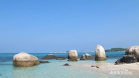 Pasir dan batu granit di Pulau Batu Berlayar