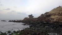 Pantai Yongduam Rock yang terkenal karena batu hitamnya