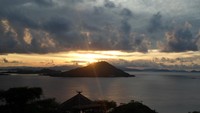 Sunset dari puncak bukit Pulau Kanawa