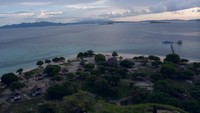 Pulau Kanawa dilihat dari atas bukit