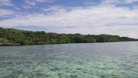 Welcome to Pulau Karampuang. Jernih kan airnya, semoga akan seterusnya seperti ini terbebas dari orang-orang yang tidak bertanggung jawab terhadap sampah.