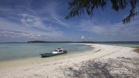 Pantai Ngurbloat, dengan pasir putih halus yang luas
