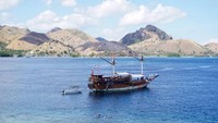 Laut dan perbukitan menjadi perpaduan yang menarik