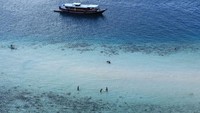 Gradasi warna laut begitu jelas terlihat