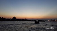 Senja di tengah Sungai Musi