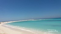 Pasir putih yang panjang