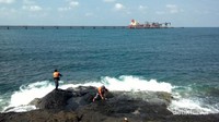 Di pulau ini terdapat kegiatan bongkar muat Batubara