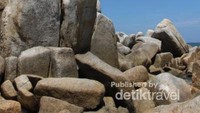 Mendekati batu besar yang unik