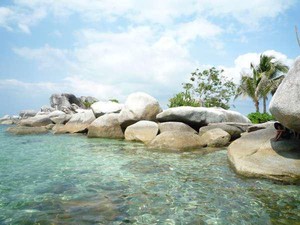 Pulau Lengkuas yang Meneduhkan Mata
