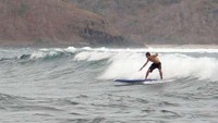 Surfing di Pantai Kuta (Rieka Evy Mulyanti /ACI)