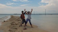 Pantai di Pulau Maringki