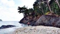 Salah satu spot snorkling dengan pasir putihnya