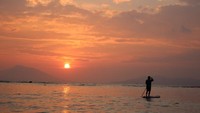 Mendayung Standup Paddle sambil menikmati indahnya matahari terbenam