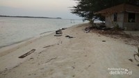 Pantai nan tenang menentramkan hati  pikiran buat me time lebih berkualitas.