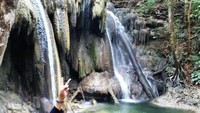 stalagtit dan stalagmit menghiasi dinding air terjun