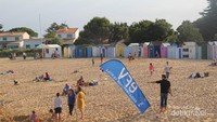 Suasana pantai pada saat musim panas