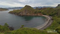 Pantai Pulau Padar di lihat dari ketinggian Bukit Padar
